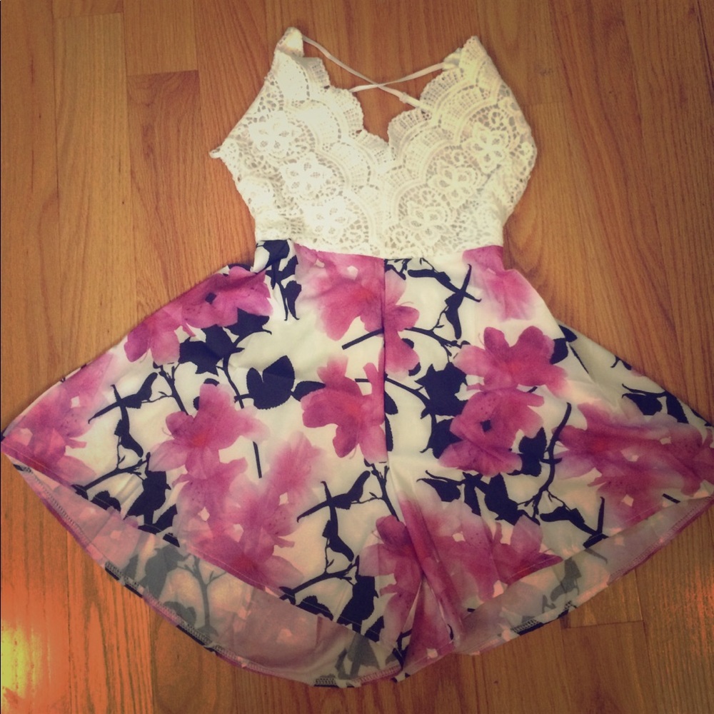 Adorable open back lace/floral romper NWOT